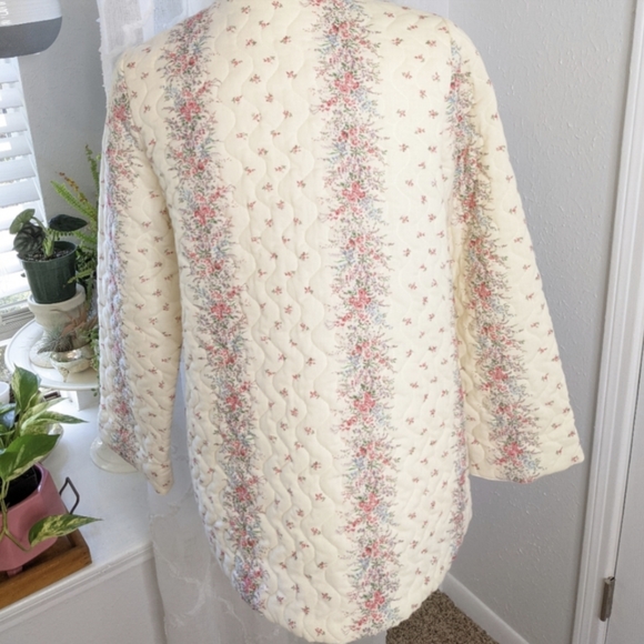 SOLD Vintage 1960s 1970s quilted house coat bed jacket - Picture 5 of 13